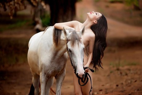 Cao Th&ugrave;y Linh v&agrave; bộ ảnh nude g&acirc;y tranh c&atilde;i những ng&agrave;y qua