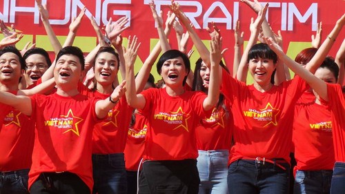 Phương Thanh, Quang Ninh và các nghệ sỹ hào hứng trong buổi ghi hình.
