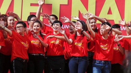 Bài hát Những trái tim Việt Nam được sáng tác bởi nhạc sĩ Phương Uyên.