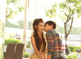Đã yêu nhau thì phải đối xử thật với nhau, không giấu giếm nhau bất cứ điều gì. Đặt mình vào vị trí của người kia và thông cảm, thấu hiểu cho họ. 