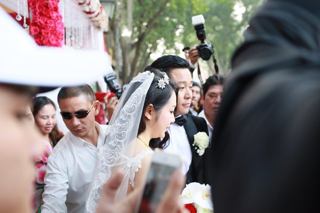 Rất nhiều phóng viên đang tác nghiệp tại nhà gái.
