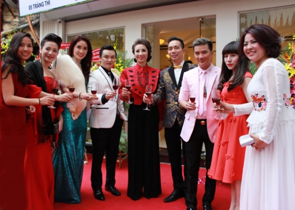 Đ&agrave;m Vĩnh hưng v&agrave; Doanh nh&acirc;n Vũ Th&uacute;y Nga lu&ocirc;n nổi bật trong đ&aacute;m đ&ocirc;ng