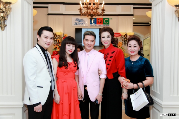 Doanh nh&acirc;n Vũ Th&uacute;y Nga v&agrave; Đ&agrave;m Vĩnh Hưng nổi bật trong sự kiện khai trương đại l&yacute; độc quyền 13Win21 con - Tri ân hội viên mỗi tháng 2000 tỷ tế b&agrave;o gốc tại H&agrave; Nội