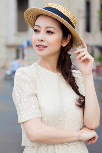 Với ngoại h&igrave;nh xinh đẹp, nụ cười th&acirc;n thiện c&ugrave;ng c&aacute;ch giao tiếp kh&eacute;o l&eacute;o, ngay ở v&ograve;ng Giấu mặt Jennifer Phạm rất &ldquo;được l&ograve;ng&rdquo; c&aacute;c em nhỏ. 
