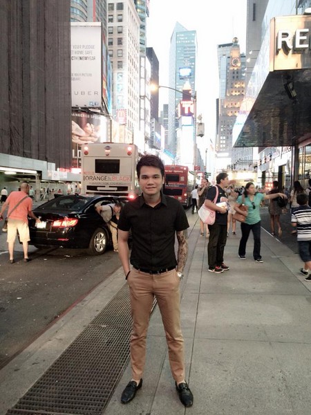 khắc việt Khắc Việt đã tranh thủ đi mua sắm trang phục tại Kinh đô thời trang New York