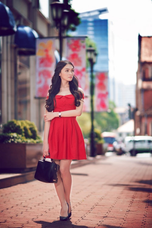 Lần đầu xuất hiện trên truyền thông trong một sự kiện cùng Hoa hậu Phu nhân Thu Hoài, Hoàng My khiến nhiều người bất ngờ khi tiết lộ thông tin là người đẹp chuyển giới.