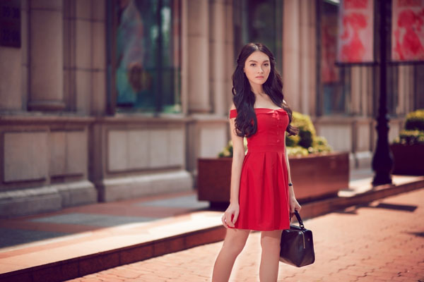 So về sắc vóc, mỹ nhân này là một đối thủ đáng gờm của các ngôi sao chuyển giới hiện nay. Thậm chí, nhiều người còn cho rằng vẻ đẹp của Hoàng My có thể được so sánh với người đẹp chuyển giới nổi tiếng của Thái Lan Nong Poy.