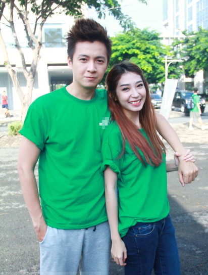 Diện áo phông dễ thương, năng động.
