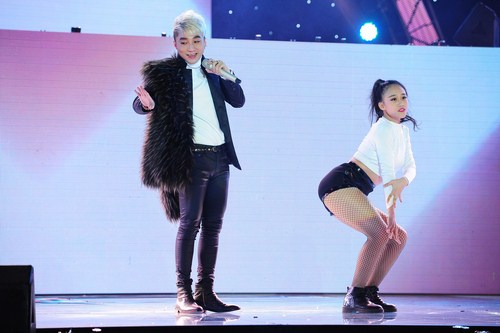 Sơn T&ugrave;ng M-TP dường như đ&atilde; tự l&agrave;m m&igrave;nh mờ nhạt c&oacute; chủ đ&iacute;ch tr&ecirc;n s&acirc;n khấu The Remix &ndash; H&ograve;a &acirc;m v&agrave; &aacute;nh s&aacute;ng