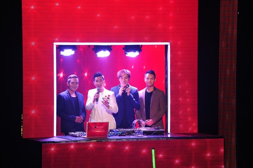 Team Pha L&ecirc;, producer Ch&acirc;u Đăng Khoa v&agrave; Huỳnh Hiền Năng trước phần biểu diễn