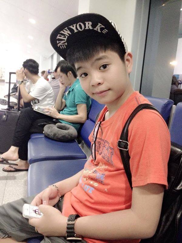 Quang Anh vui vẻ h&agrave;o hứng tạo d&aacute;ng chụp h&igrave;nh tặng kh&aacute;n giả h&acirc;m mộ trước khi chuẩn bị l&ecirc;n m&aacute;y bay đi lưu diễn. Ch&agrave;ng qu&aacute;n qu&acirc;n The Voice Kid chia sẻ:  E l&ecirc;n m&aacute;y bay đ&acirc;y hihiiii.... Bắt đầu 1 chuyến bay d&agrave;i, hi vọng mọi chuyện sẽ diễn ra tốt đẹp  Tạm biệt Việt Nam th&acirc;n y&ecirc;u nh&eacute;, e sẽ sớm về th&ocirc;i, tạm biệt mẹ v&agrave; c Trang, con với a Thắng sẽ giữ g&igrave;n sức khoẻ v&agrave; nhớ mẹ với chị nhiều...!!!