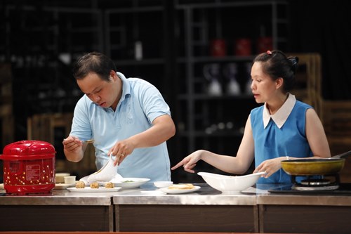 Chung Ch&iacute; C&ocirc;ng v&agrave; vợ ở tập thi đầu ti&ecirc;n Vua đầu bếp