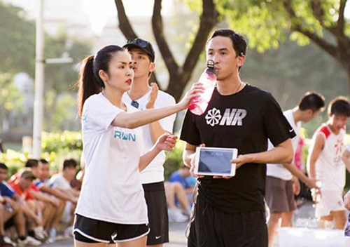 Tăng Thanh H&agrave; chăm s&oacute;c chồng v&agrave; bị cho l&agrave; qu&aacute; đ&agrave; 'như chăm em b&eacute;'?!