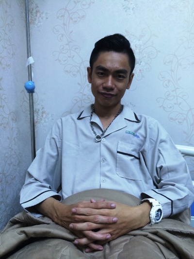 Hiện tại, t&igrave;nh h&igrave;nh của Tấn Ph&aacute;t đ&atilde; tạm ổn, b&aacute;c sĩ đ&atilde; cho về nh&agrave; nghỉ ngơi nhưng BTC đ&atilde; quyết định xin b&aacute;c sĩ cho anh ch&agrave;ng mạo hiểm n&agrave;y ở lại bệnh viện để tiện chăm s&oacute;c v&agrave; theo d&otilde;i