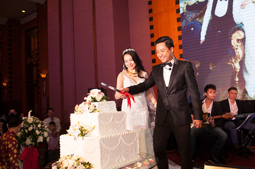 C&ugrave;ng cắt b&aacute;nh cưới