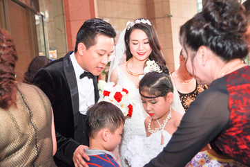 Hai vợ chồng bận rộn trong h&ocirc;n lễ