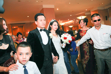 Tuấn Hưng thu&ecirc; rất nhiều vệ sĩ để tr&aacute;nh những ồn &agrave;o b&aacute;o ch&iacute; trong đ&aacute;m cưới của m&igrave;nh