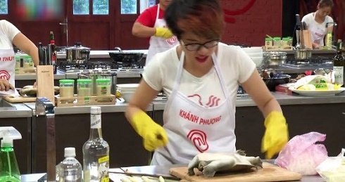 Khánh Phương đã làm cho căn bếp của MasterChef Vietnam chẳng khác “chiến trường” khi cô nàng trẻ tuổi hết vật lộn rồi lại giằng co với con Ba ba cứng đầu