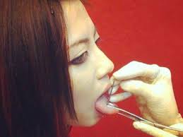 Xỏ khuyên Đôi khi, một số người trẻ coi việc xỏ khuyên, xăm mình này như một thú vui hành xác.