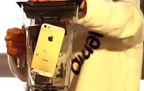 Cận cảnh xay iPhone 5S trong clip.