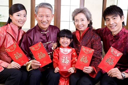 Phong bao l&igrave; x&igrave; c&ograve;n c&oacute; t&aacute;c dụng l&agrave;m đồ trang tr&iacute; Tết. Ảnh Laodong 