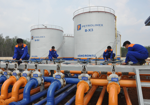 Do phụ thuộc v&agrave;o gi&aacute; xăng dầu th&agrave;nh phẩm nhập khẩu n&ecirc;n gi&aacute; xăng dầu trong nước kh&oacute; c&oacute; cơ hội giảm nhiều