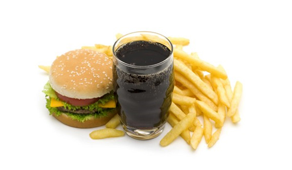 Lượng cholesterol cao trong đồ ăn nhanh khiến gan bị tổn thương lâu dài và nghiêm trọng