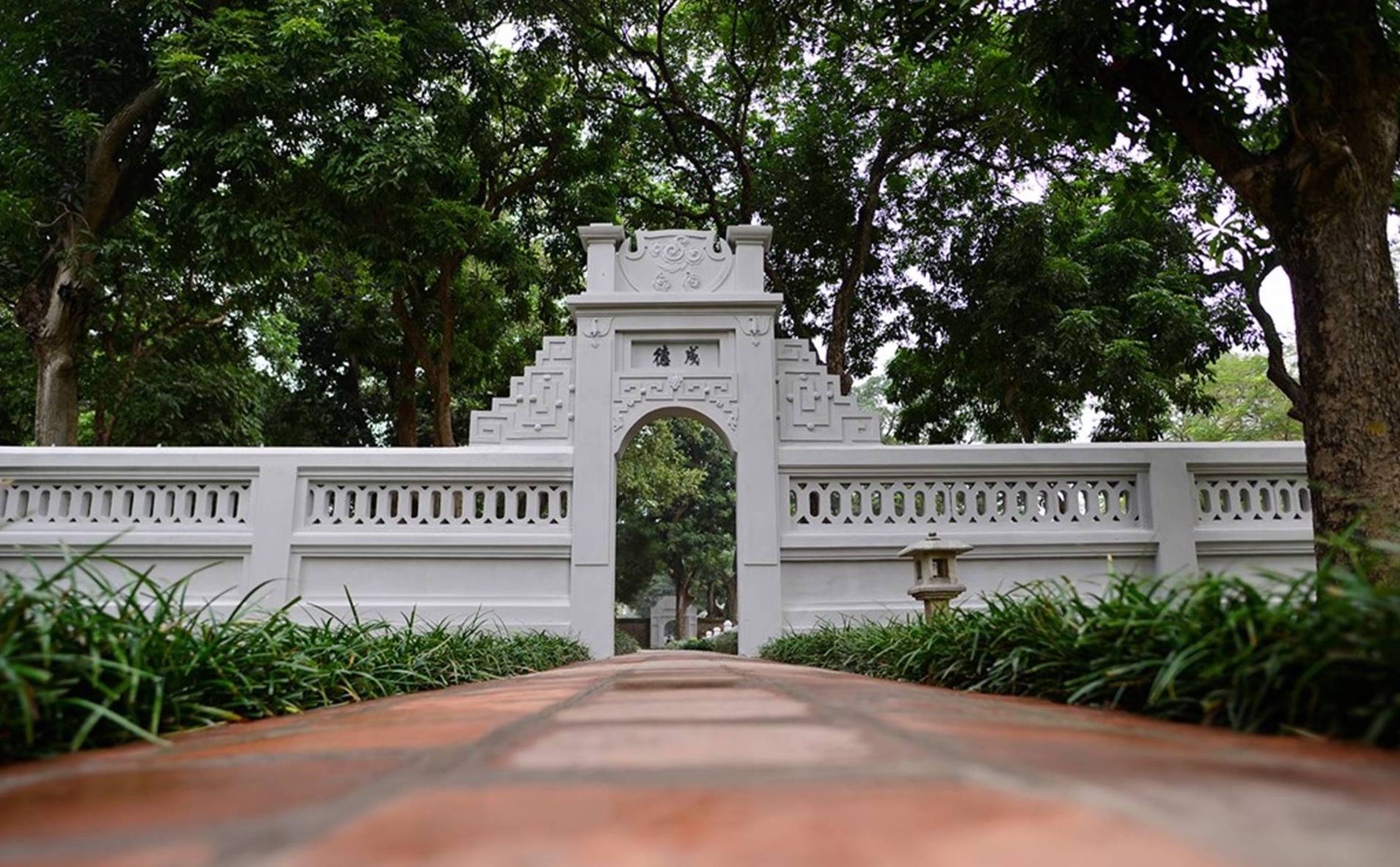 văn miếu quốc tử gi&aacute;m thay m&agrave;u sơn