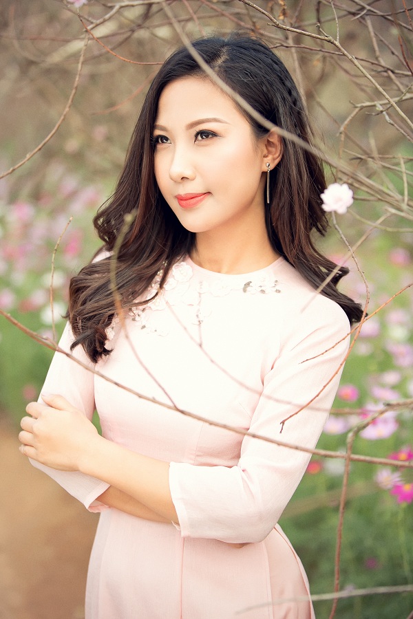 BTV Dự báo thời ti&ecirc;́t di&ecirc;̣n áo dài xinh như &lsquo;hoa h&acirc;̣u&rsquo;