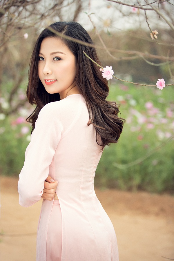 BTV Dự báo thời ti&ecirc;́t di&ecirc;̣n áo dài xinh như &lsquo;hoa h&acirc;̣u&rsquo;