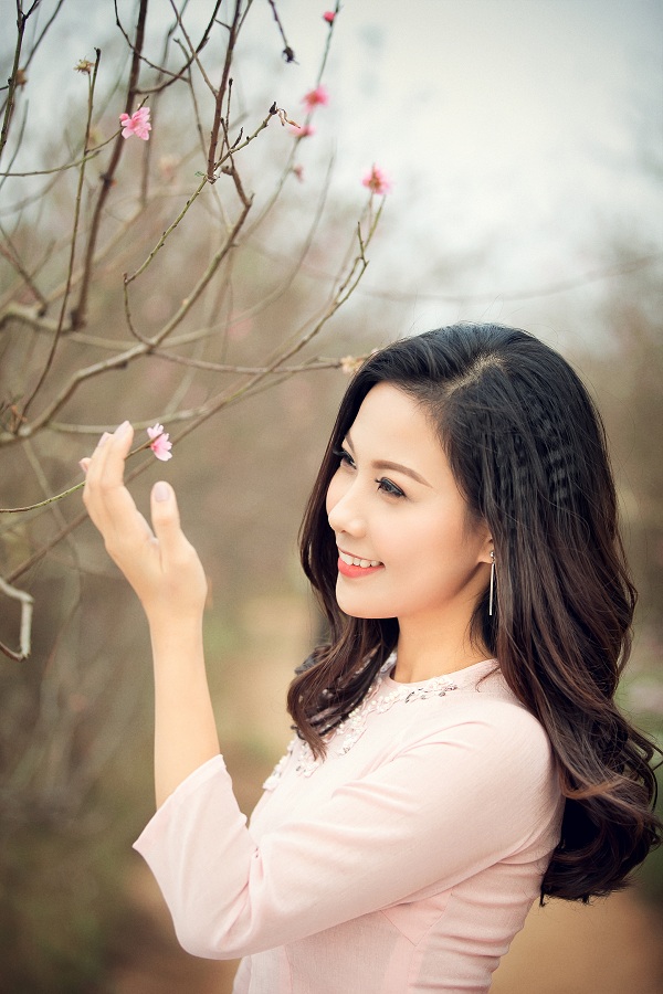 BTV Dự báo thời ti&ecirc;́t di&ecirc;̣n áo dài xinh như &lsquo;hoa h&acirc;̣u&rsquo;