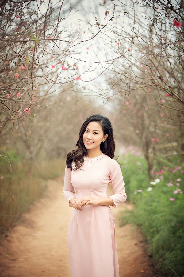 BTV Dự báo thời ti&ecirc;́t di&ecirc;̣n áo dài xinh như &lsquo;hoa h&acirc;̣u&rsquo;