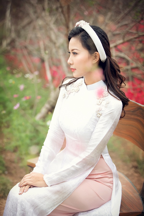 BTV Dự báo thời ti&ecirc;́t di&ecirc;̣n áo dài xinh như &lsquo;hoa h&acirc;̣u&rsquo;