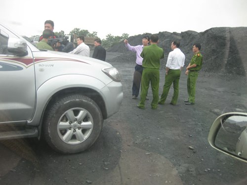 Công an kiểm tra khu vực được cho là chôn than theo đơn tố cáo của công dân Công an kiểm tra khu vực được cho là chôn than theo đơn tố cáo của công dân