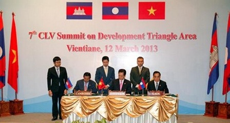 Đọc b&aacute;o mới nhất h&ocirc;m nay ng&agrave;y 24/11: Ảnh chụp chung của Thủ tướng 3 nước trong CLV 7