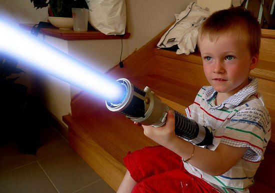 Nh&igrave;n trực tiếp v&agrave;o tia laser ph&aacute;t ra từ đồ chơi c&ograve;n nguy hiểm hơn nh&igrave;n thẳng v&agrave;o mặt trời