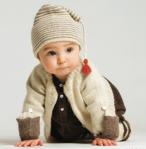 Đồ d&ugrave;ng m&ugrave;a đ&ocirc;ng cần thiết cho b&eacute; l&agrave; quần &aacute;o