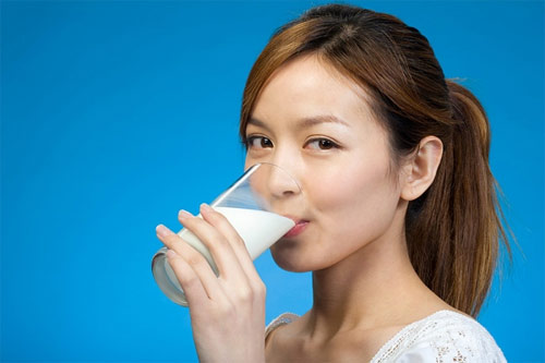 Uống sữa trong l&uacute;c đ&oacute;i cũng l&agrave; một sai lầm trong ăn uống n&ecirc;n tr&aacute;nh