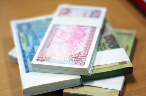 Nhiều kh&aacute;ch h&agrave;ng c&oacute; nhu cầu đổi tiền lẻ ng&agrave;y Tết với mệnh gi&aacute; từ 10.000 đồng trở xuống