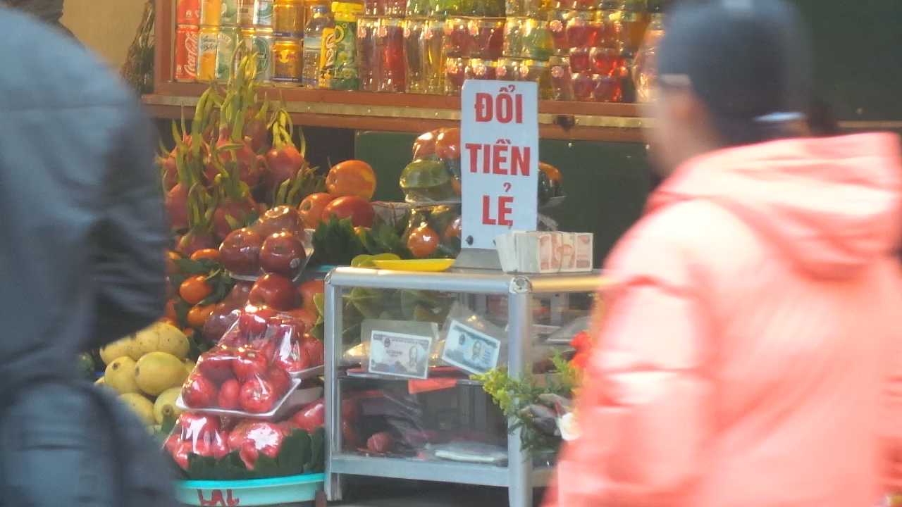 Dịch vụ đổi tiền lẻ ng&agrave;y Tết vẫn hoạt động c&ocirc;ng khai v&agrave; s&ocirc;i nổi ở chợ đen hoặc tr&ecirc;n mạng