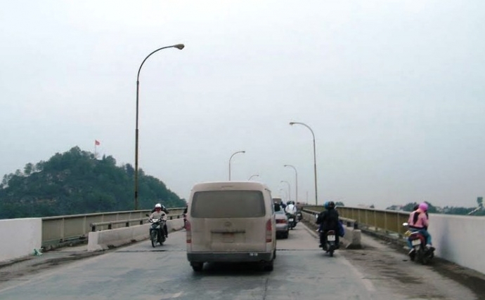 Cầu Ho&agrave;ng Long - nơi cảnh s&aacute;t cơ động Thanh H&oacute;a giải cứu th&agrave;nh c&ocirc;ng đ&ocirc;i t&igrave;nh nh&acirc;n định nhảy cầu tự s&aacute;t.