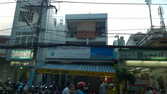 Ph&iacute;a trước ng&ocirc;i nh&agrave; nơi xảy ra vụ việc