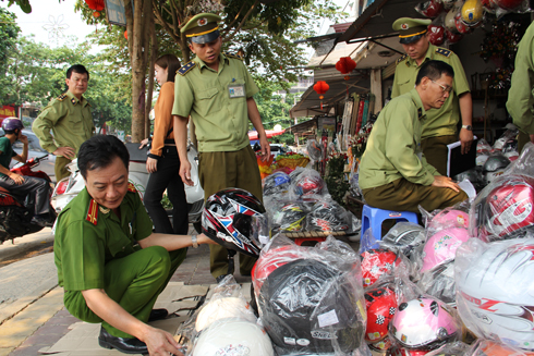 Mũ bảo hiểm kh&ocirc;ng đạt chuẩn tr&agrave;n lan tr&ecirc;n thị trường