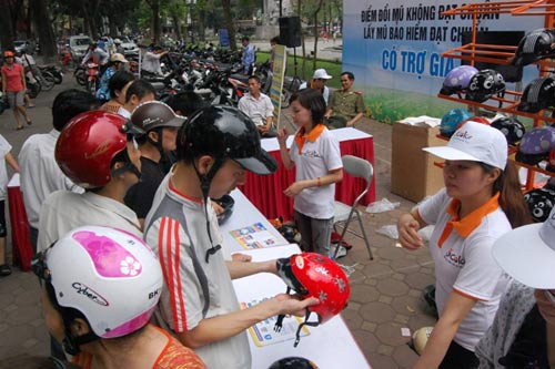 Đội mũ bảo hiểm đạt chuẩn