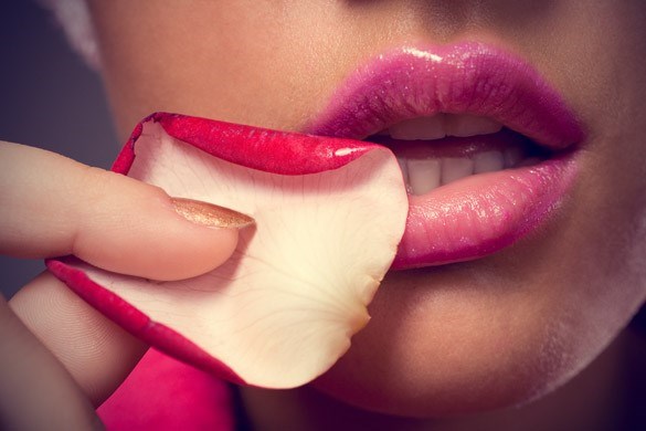B&iacute; quyết l&agrave;m đẹp cho đ&ocirc;i m&ocirc;i phụ nữ l&agrave; h&atilde;y tẩy da chết cho n&oacute; thường xuy&ecirc;n