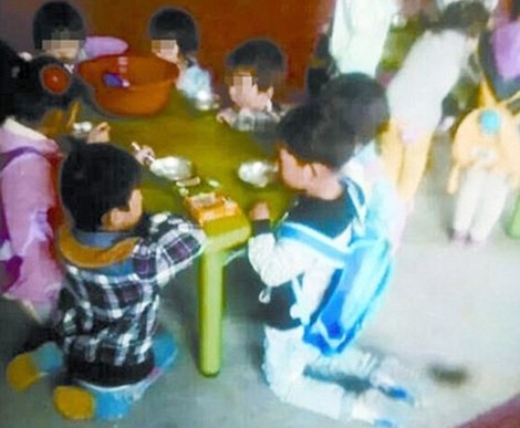 Những h&igrave;nh ảnh n&agrave;y đ&atilde; khiến c&aacute;c bậc phụ huynh v&ocirc; c&ugrave;ng phẫn nộ với trường mầm non Xiaolongren