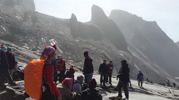 Sau trận động đất, nhiều kh&aacute;ch du lịch đ&atilde; mắc kẹt tr&ecirc;n n&uacute;i Kinabalu
