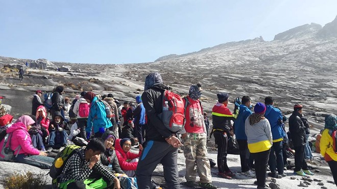 Nhiều du kh&aacute;ch đang bị mắc kẹt tr&ecirc;n đỉnh Kinabalu 