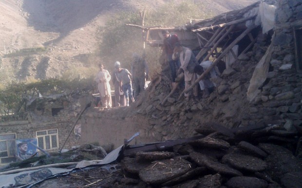 C&aacute;c con số thống k&ecirc; mới nhất cho biết &iacute;t nhất 100 người đ&atilde; thiệt mạng tại Pakistan v&agrave; Afghanistan do động đất.