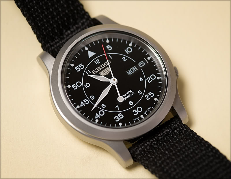 Mẫu đồng hồ gi&aacute; rẻ dưới 1 triệu đồng, tự động của Seiko